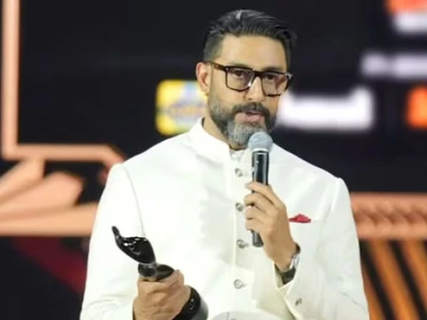 پُرانا خواب پورا ہوگیا؛ 25 سال بعد پہلا فلم فیئر ایوارڈ ملنے پر ابھیشک بچن جذباتی ہوگئے