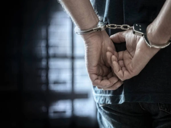 کوہستان کرپشن اسکینڈل میں اہم پیشرفت، مرکزی ملزم اسپتال سے ڈسچارج ہوتے ہی اہلیہ سمیت گرفتار