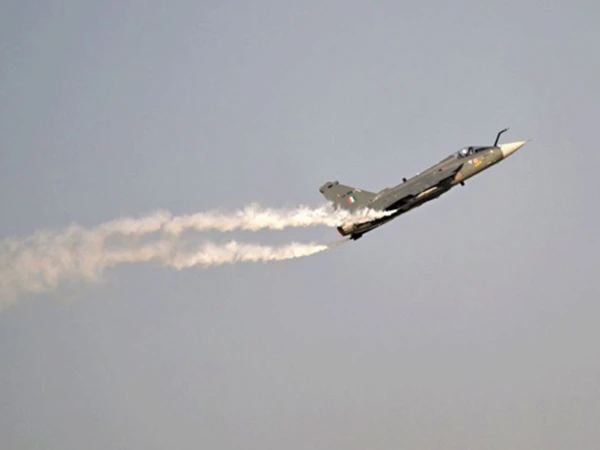 بھارتی فضائیہ کے منع کرنے کے باوجود تیجس طیارہ دبئی ایئر شو میں لایا گیا