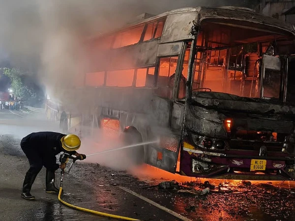 سعودی عرب سے یمن جانے والی مسافر بس کو ہولناک حادثہ؛ 30 افراد زندہ جل گئے