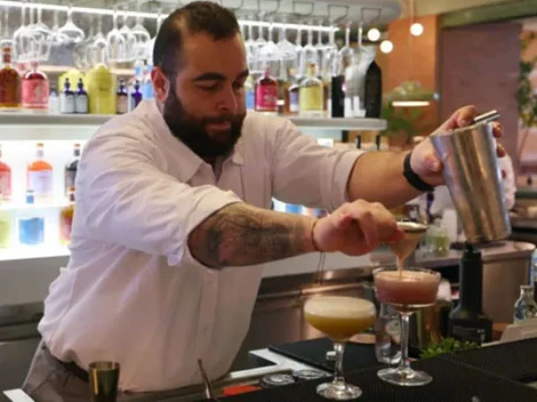 سعودی عرب میں مزید شراب خانے کھولنے کی تیاری؛ رائٹرز کا دعویٰ