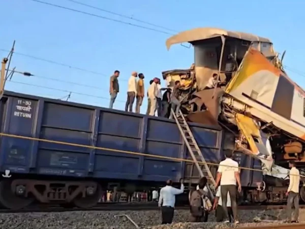 بھارت میں مسافر اور مال بردار ٹرینیں آپس میں ٹکرا گئیں؛ متعدد ہلاکتیں