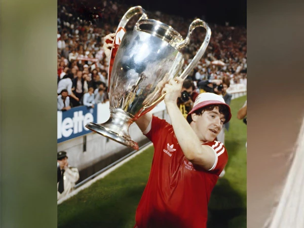 دنیائے فٹبال کے نامور کھلاڑی 72 برس کی عمر میں چل بسے