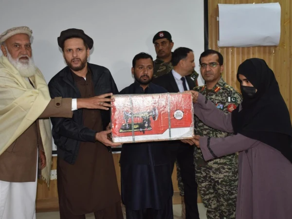 شاہد آفریدی فلاحی سرگرمیوں میں پیش پیش، 100 طالبات کو سلائی مشینیں فراہم کردیں