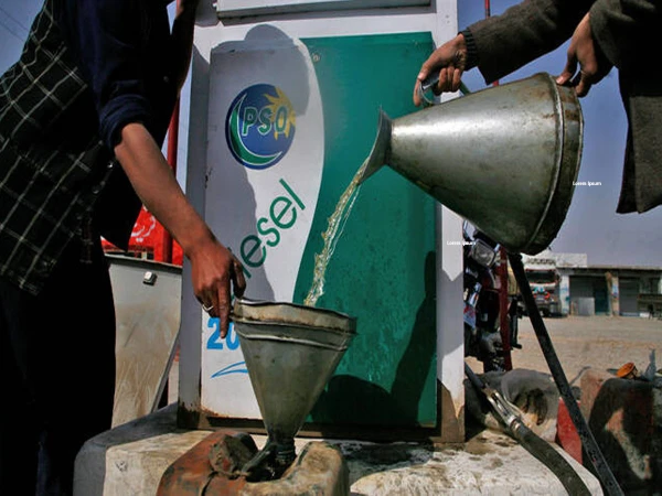 حکومت کا عوام کو کوٹا کے مطابق پیٹرول دینے کا فیصلہ، ایپ کی تیاری جاری